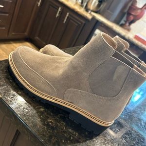 Me Too brown suede new boots